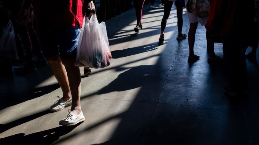 US Economy Contracts Faster Than Expected in First Quarter