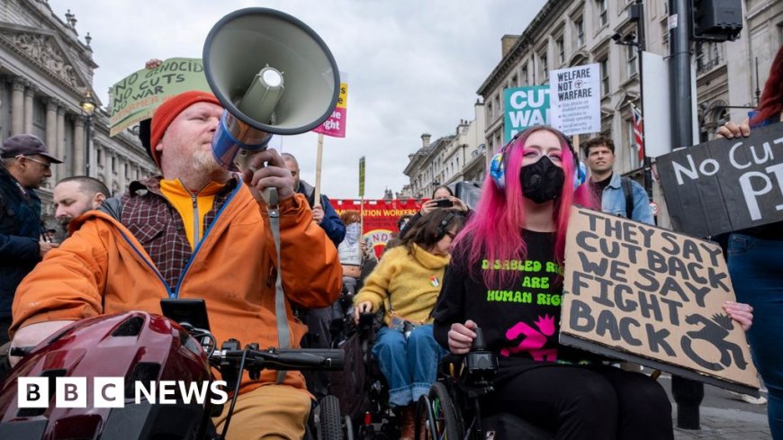 Starmer shifts approach to regain support from Labour MPs