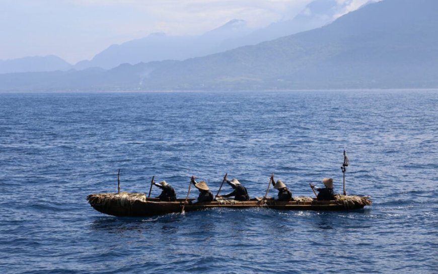 Ancient Mariners Recreate 30,000-Year-Old Sea Voyage in Log Canoe