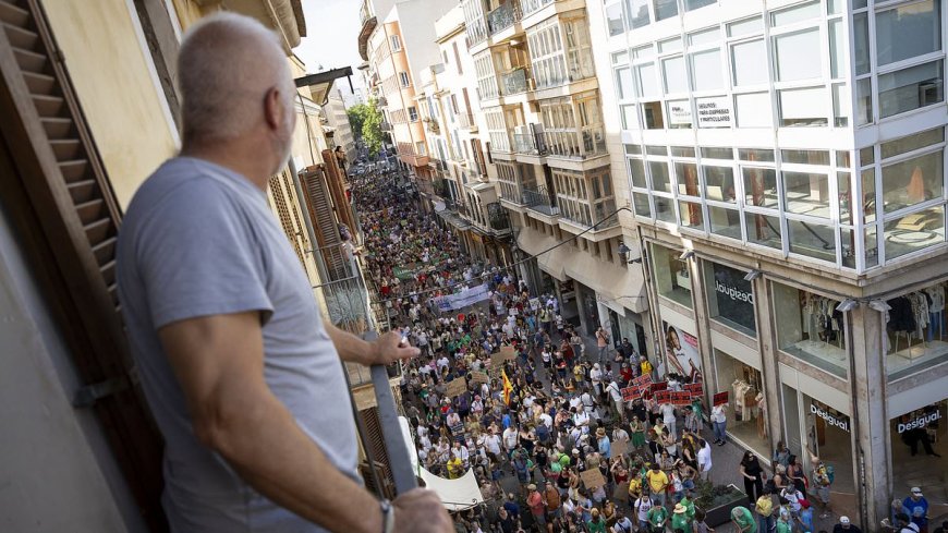 British Tourists to Face Summer Strikes in Spain: Anti-Tourism Activists Plan Walkouts