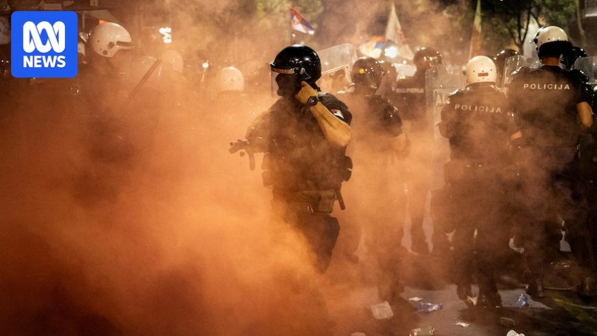Serbian police clash with anti-government protesters in Belgrade