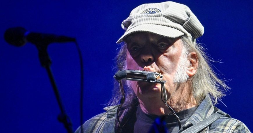 Neil Young Allegedly Used 'Cheat Sheet' for Lyrics at Glastonbury Headliner Performance