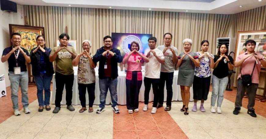 8 Pangasinan OFWs from Middle East receive cash aid from DMW