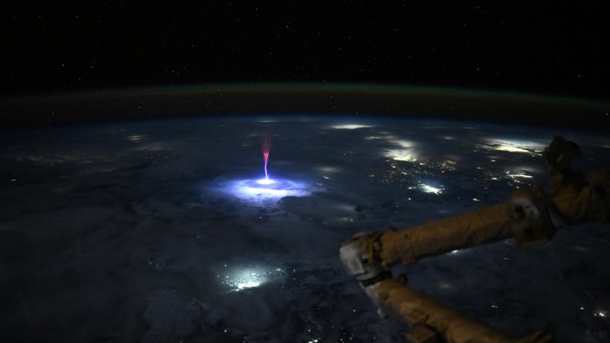 NASA Astronaut Captures Giant Red 'Jellyfish' Sprite Above North America During Thunderstorm