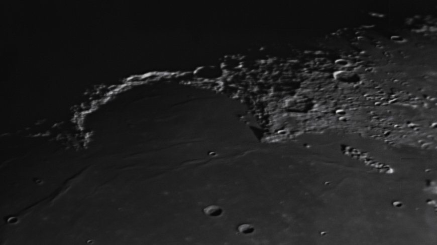 How to Spot the 'Golden Handle' on the Moon Tonight