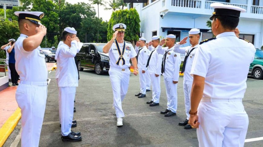 US Navy Commander Visits Philippine Navy HQ in Manila