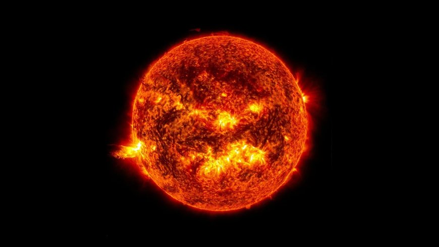 Indian Astronomers Discover Miniature Plasma Loops in Sun's Corona