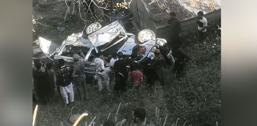 School van accident injures 30 near Chakhar in Jhelum Valley