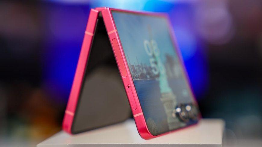 Samsung Galaxy Z Flip 7 vs. Motorola Razr Ultra: A Comparison of Flip Phones