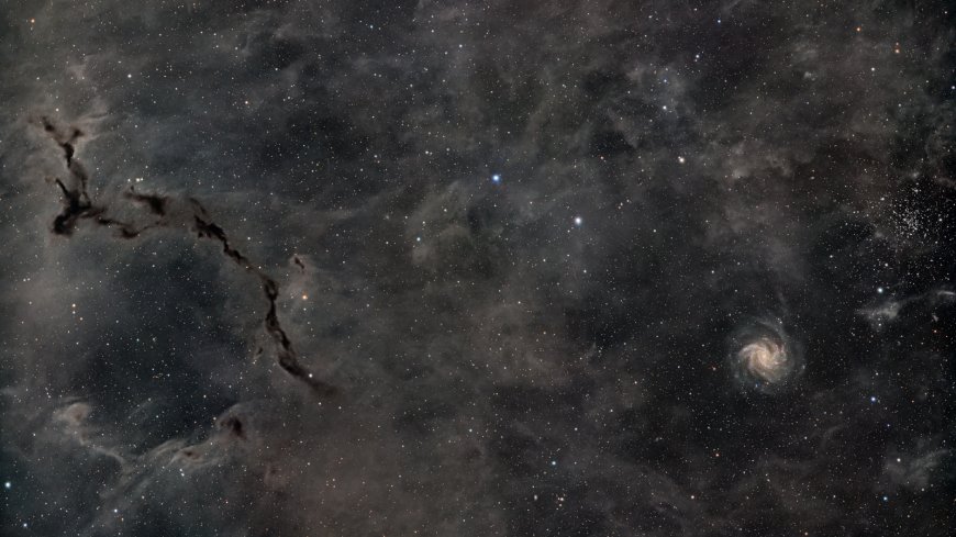 Astrophotographer captures stunning deep-space photo of Fireworks Galaxy near Seahorse Nebula