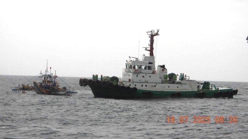 17 Fishermen Rescued near Bajo de Masinloc by Philippine Coast Guard