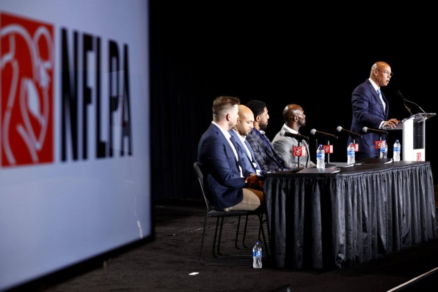 JC Tretter and Don Davis Top Contenders for NFLPA Leadership Role: Sources