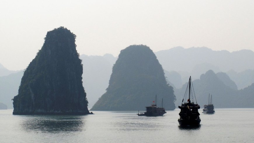 Tourist boat capsizes in Ha Long Bay, Vietnam: 27 dead