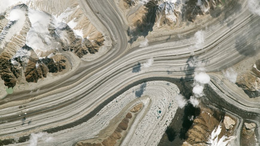 Stripy Glaciers Merging in Central Asia: An Anomaly in Earth's Highest Battleground
