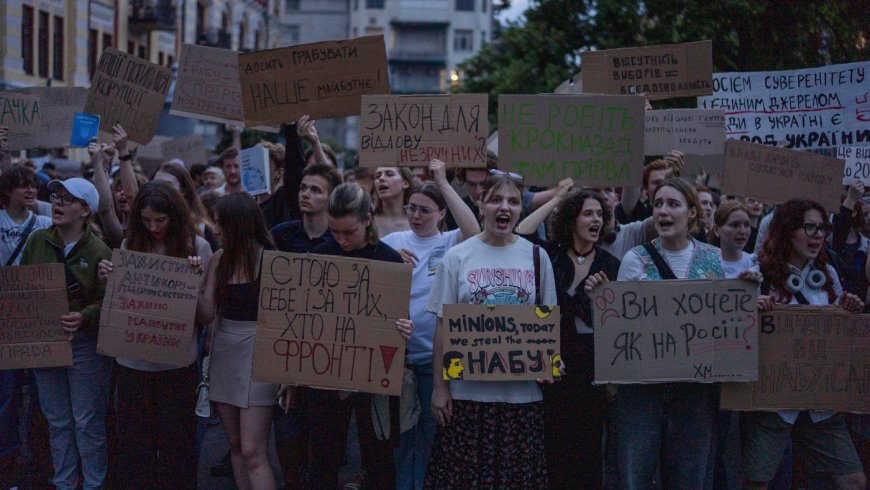 Thousands protest as Zelenskyy signs bill weakening anti-corruption agencies