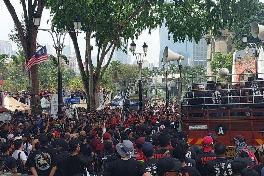 Thousands gather in Kuala Lumpur demanding PM Anwar's resignation