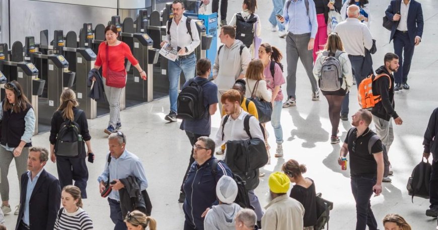 Leeds Train Station Closed Due to Signal Fault: 'Do Not Travel' Warning Issued
